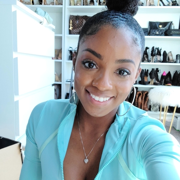 Meet your Posher, Hollie - Picture 1 of 2